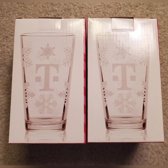 NEW T-Mobile Set of 2 Holiday Snowflake Winter Scene Pint Glass Tumblers NIB - Picture 14 of 16